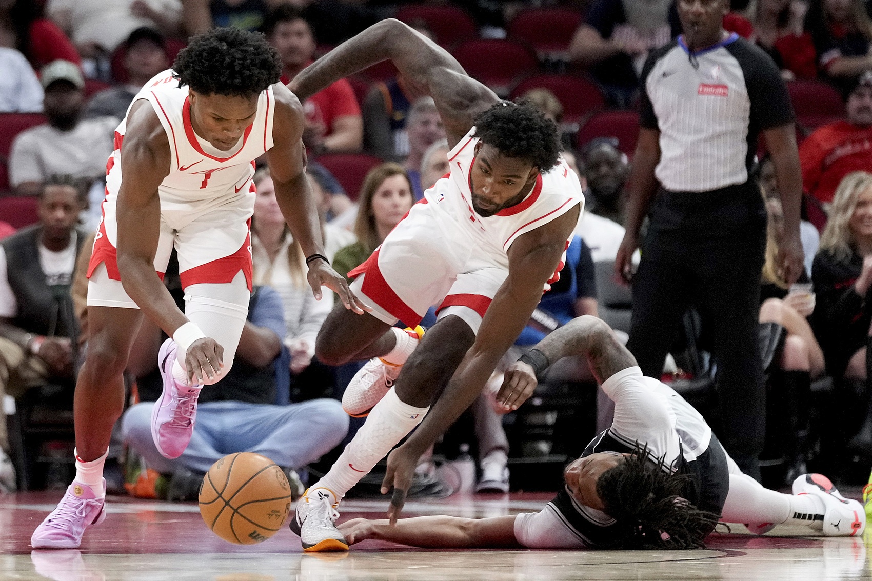 清晨体能课后，布莱顿外线爆发备战NBA常规赛，气氛紧张，赛程密集仍需轮换的简单介绍